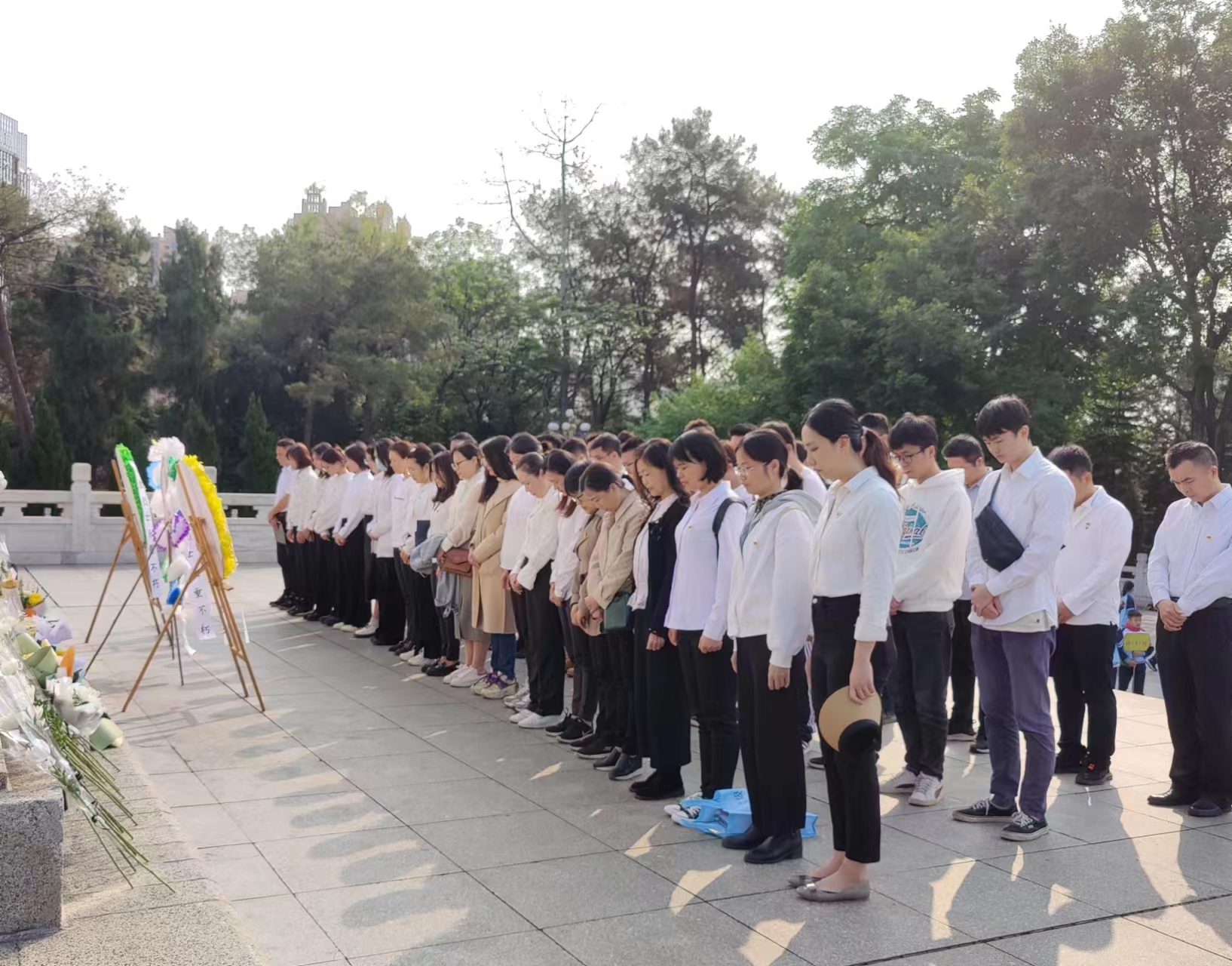 市排水公司黨總支、南寧建康環(huán)保公司黨支部開展“緬懷革命先烈，賡續(xù)紅色基因”聯(lián)合主題黨日活動(dòng)